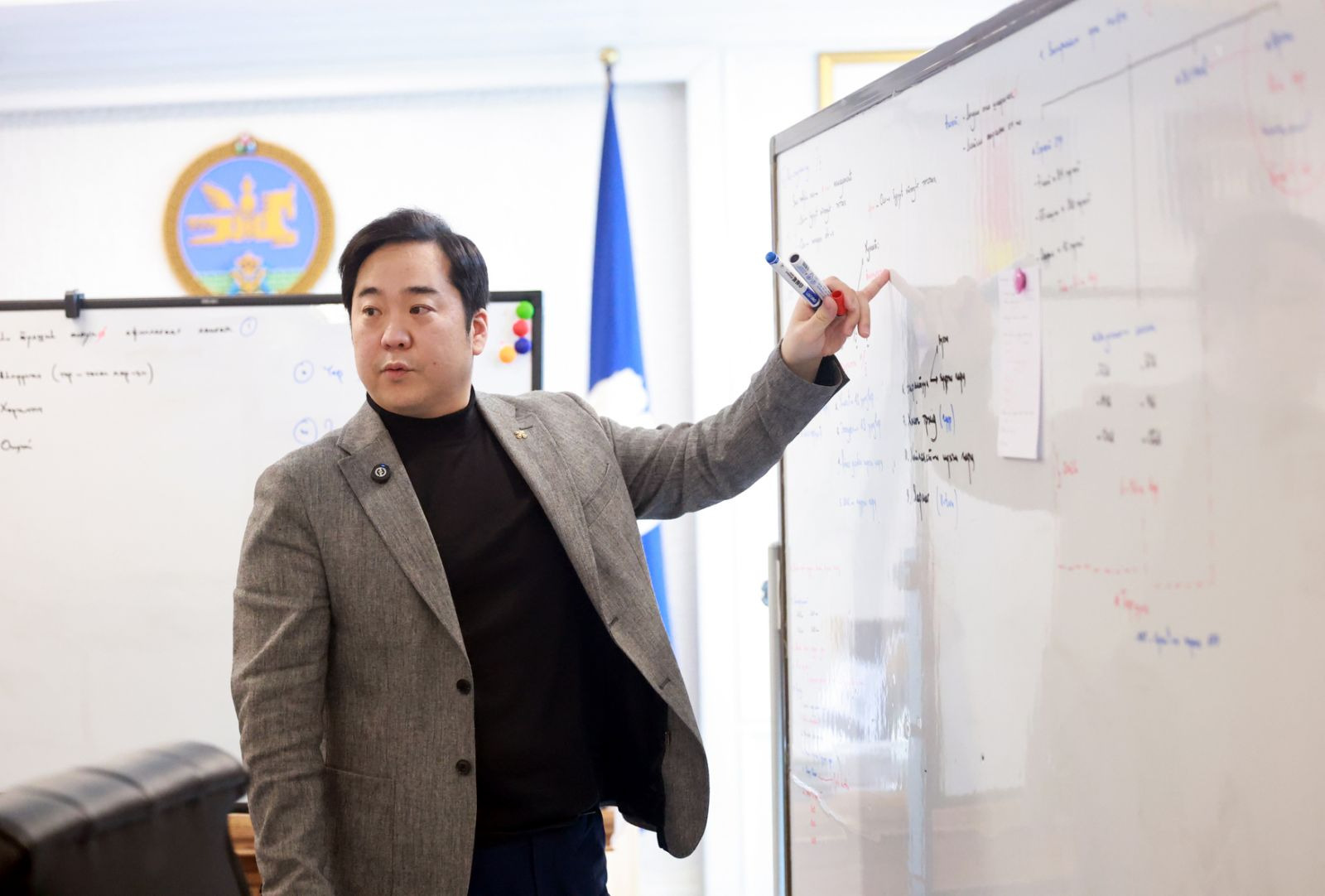 А.Баяр: Зах, худалдааны төвүүдийг уртасгасан цагаар ажиллуулах боломжийг судалъя